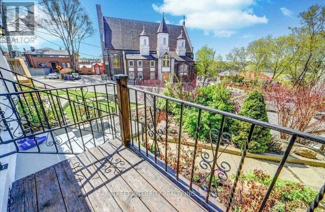 383 Silverthorn Avenue, Toronto, ON, M6M 3H1 - 2