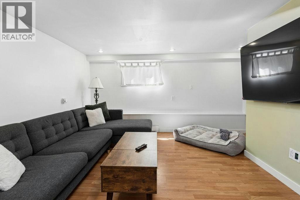 1255 E 23 Avenue, Vancouver, BC, V5V 1Z1 - 3