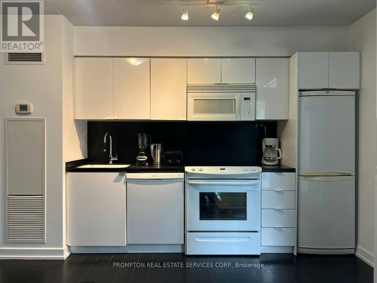 731-15 Iceboat Terrace, Toronto, ON, M5V 4A5 - 3