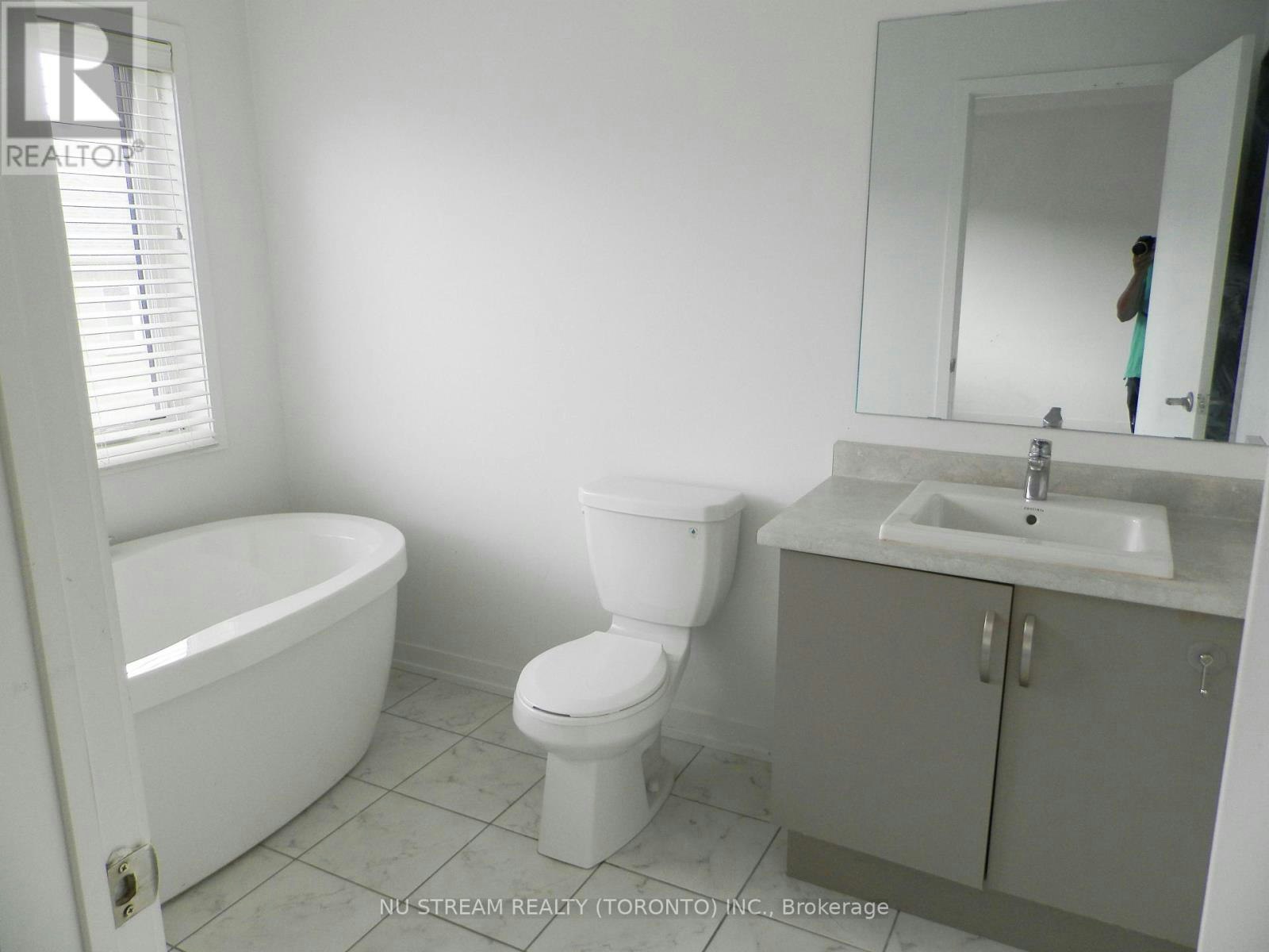 208 Harding Park Street, Newmarket, ON, L3Y 0E3 - 18