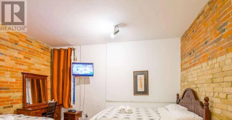 MASTER Room 2nd Floor 118 Shuter St Street, Toronto, ON, M5A 1V8 - 3