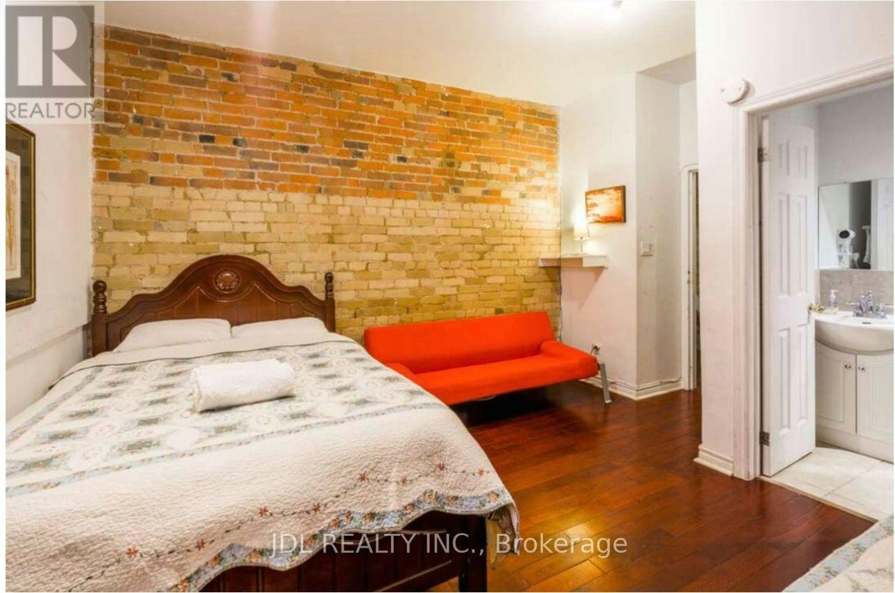 MASTER Room 2nd Floor 118 Shuter St Street, Toronto, ON, M5A 1V8 - 4
