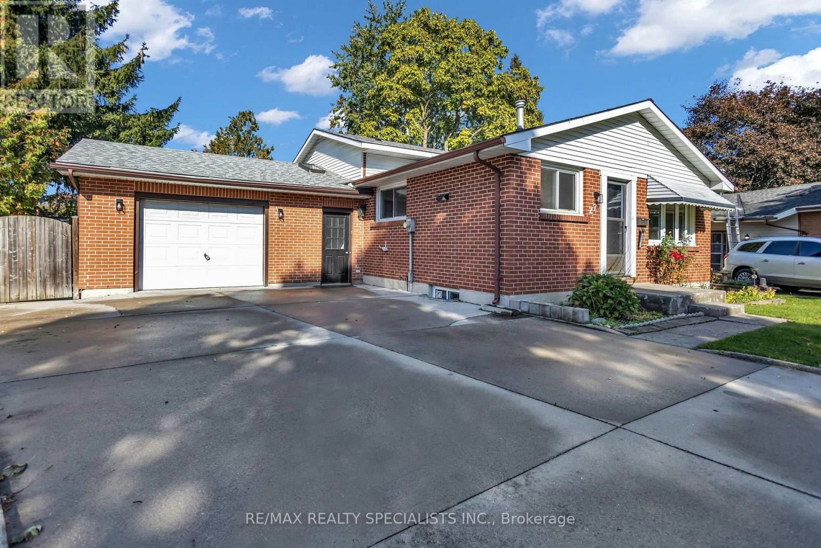 27 Toulon Crescent, London, ON, N5V 1J4