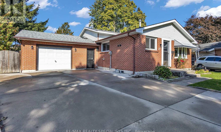 27 Toulon Crescent