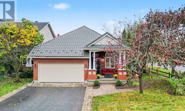 2 Thunderbird Crescent