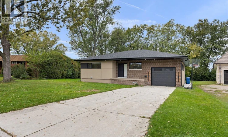 4015 Roseland Drive East