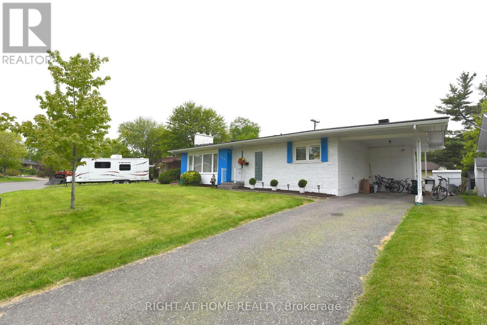 989 Goren Avenue, Ottawa, ON, K1G 2T8