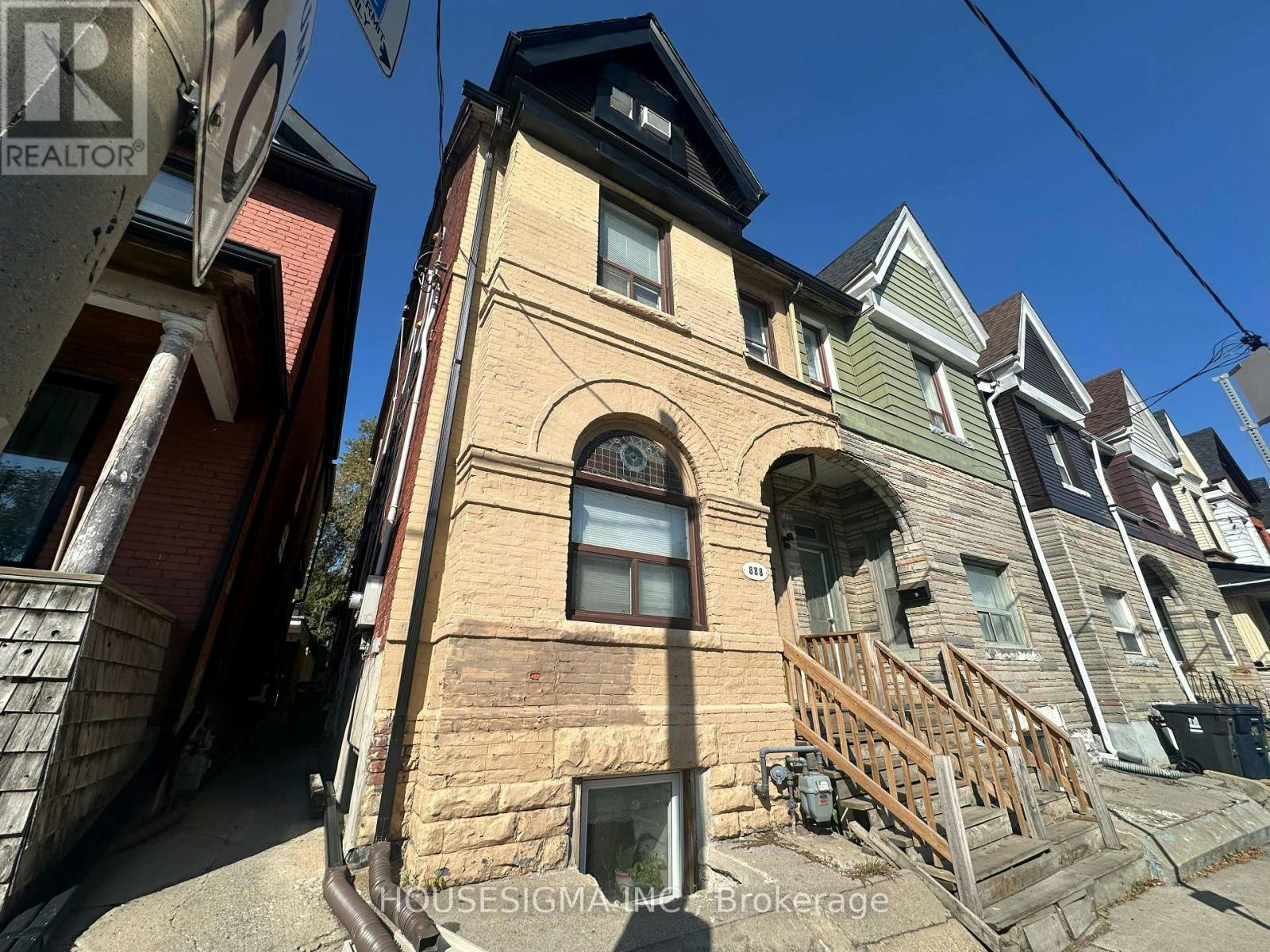 888 Dundas Street E, Toronto, ON, M4M 1R3