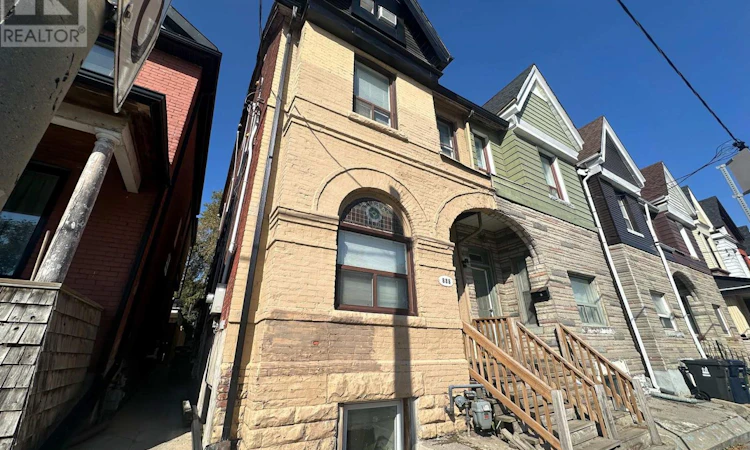 888 Dundas Street E