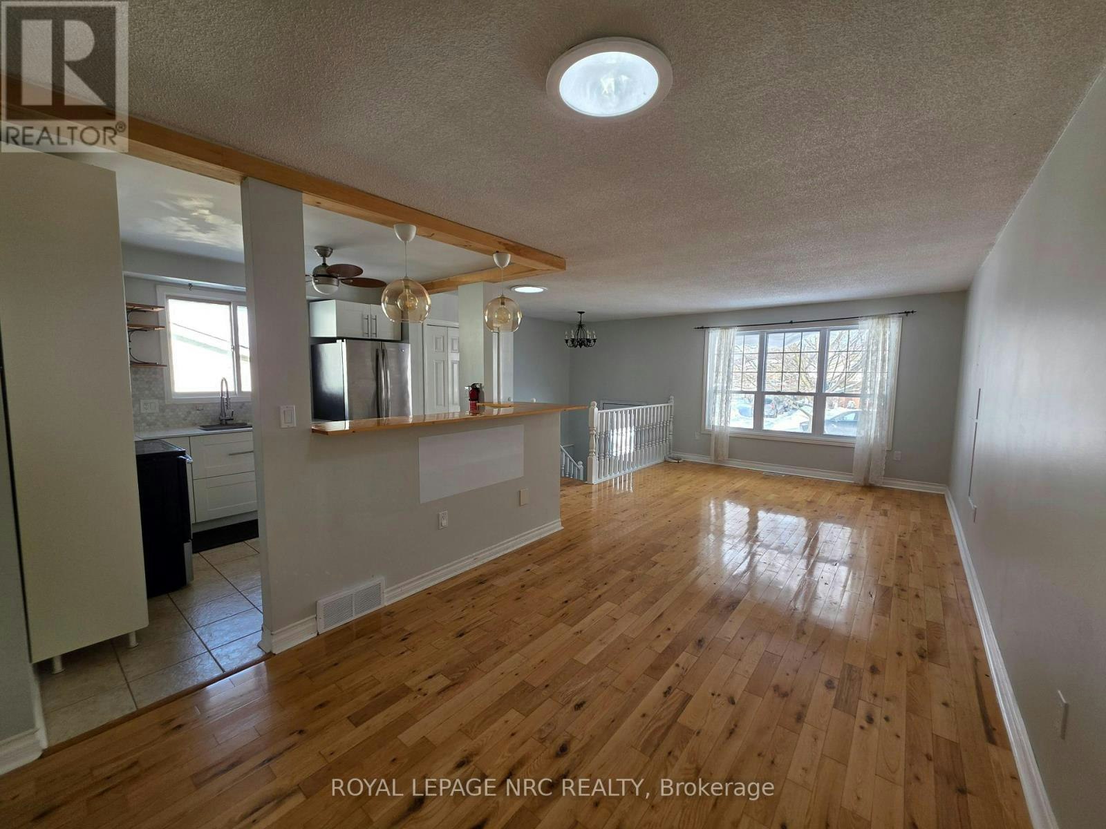 37 Fox Trail Drive, St. Catharines, ON, L2S 3T7 - 7