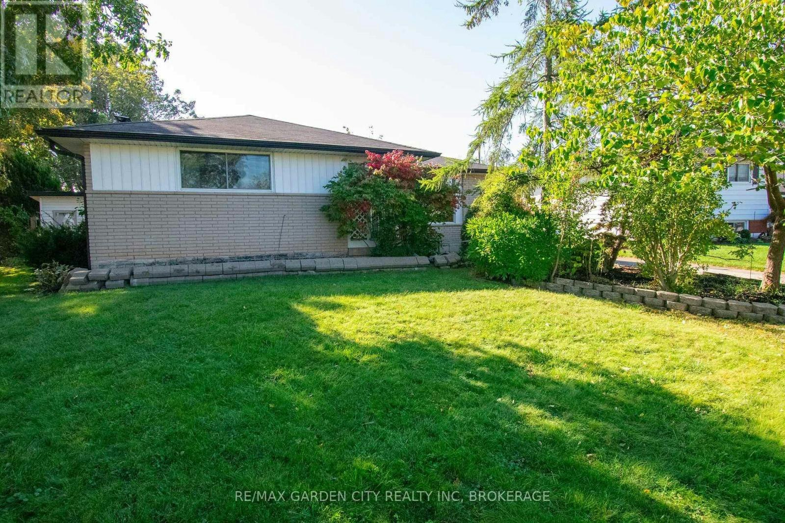 15 Karen Crescent, Grimsby, ON, L3M 2E3