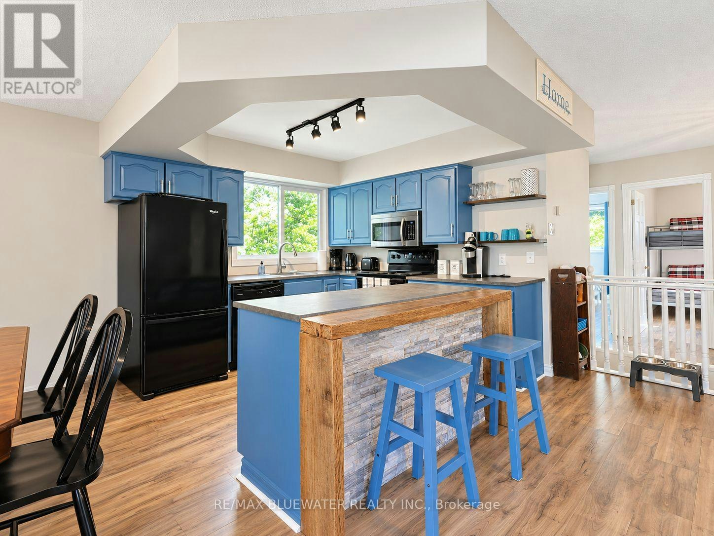 8437 Defore Drive, Lambton Shores, ON, N0M 1T0 - 3