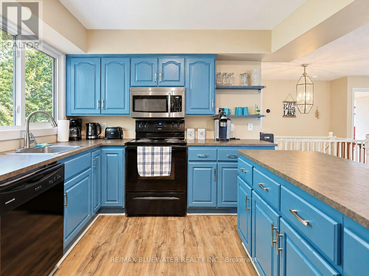 8437 Defore Drive, Lambton Shores, ON, N0M 1T0 - 23