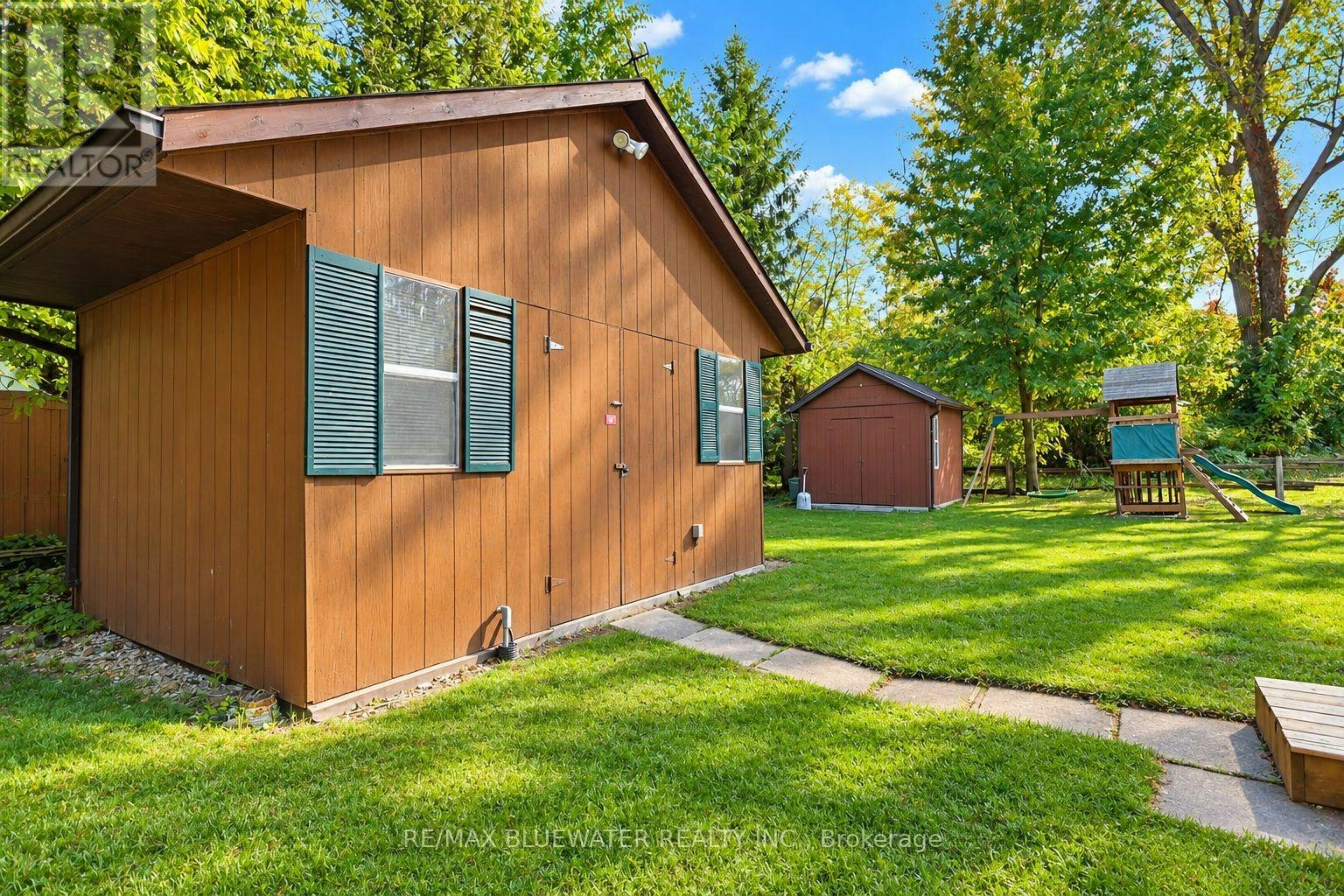 8437 Defore Drive, Lambton Shores, ON, N0M 1T0 - 41