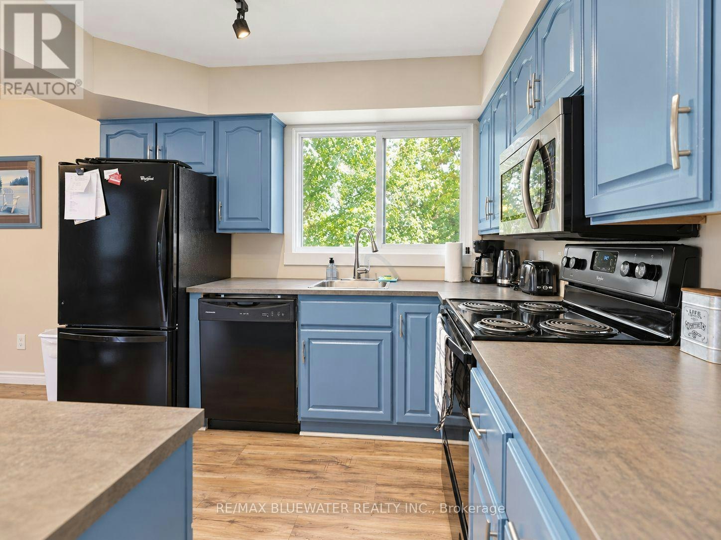 8437 Defore Drive, Lambton Shores, ON, N0M 1T0 - 24
