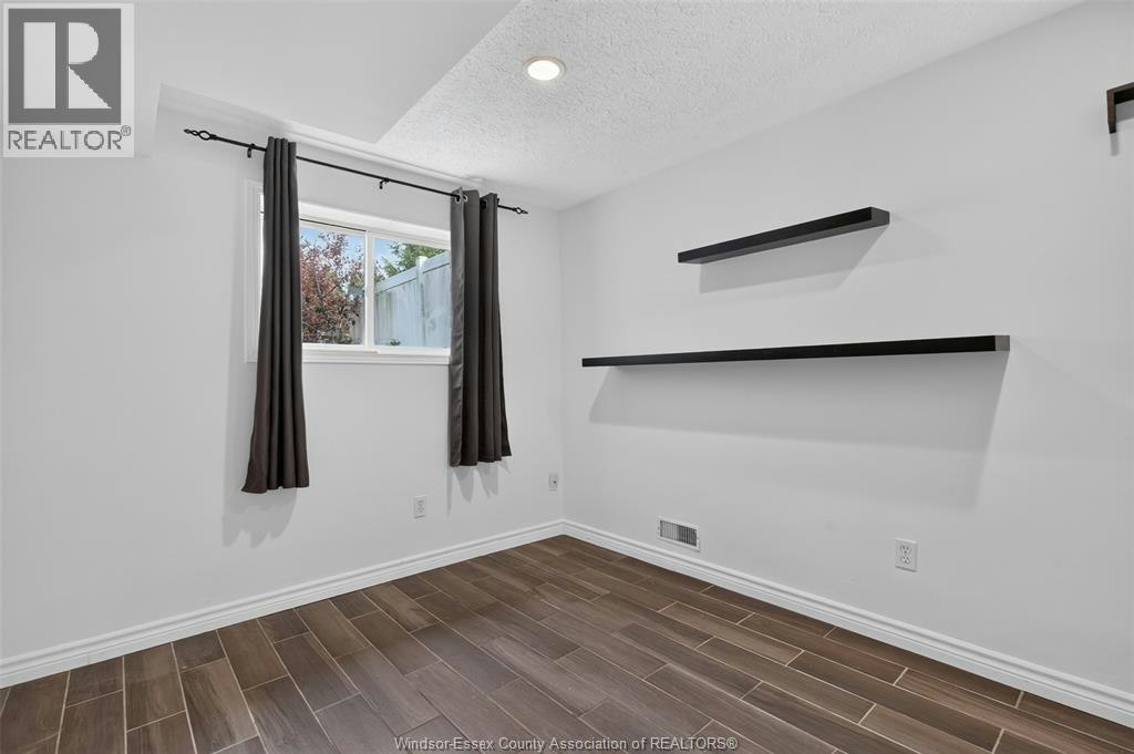 828 Michael Drive, Tecumseh, ON, N8N 5A3 - 24