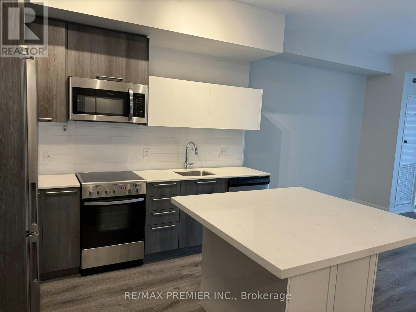 302-25 Neighbourhood Lane, Toronto, ON, M8Y 0C4 - 3