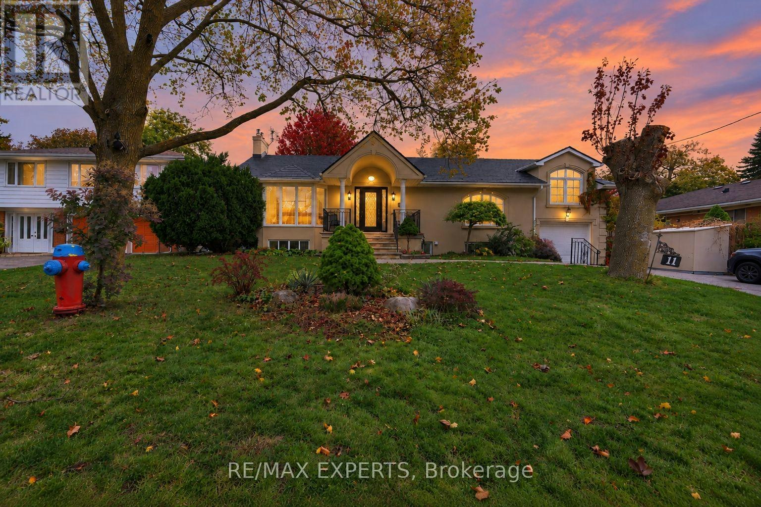 11 Knollside Drive, Richmond Hill, ON, L4C 4W7
