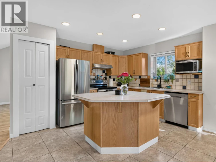 1759 Spruceglen Drive, Kelowna, BC, V1V 1S8 - 3