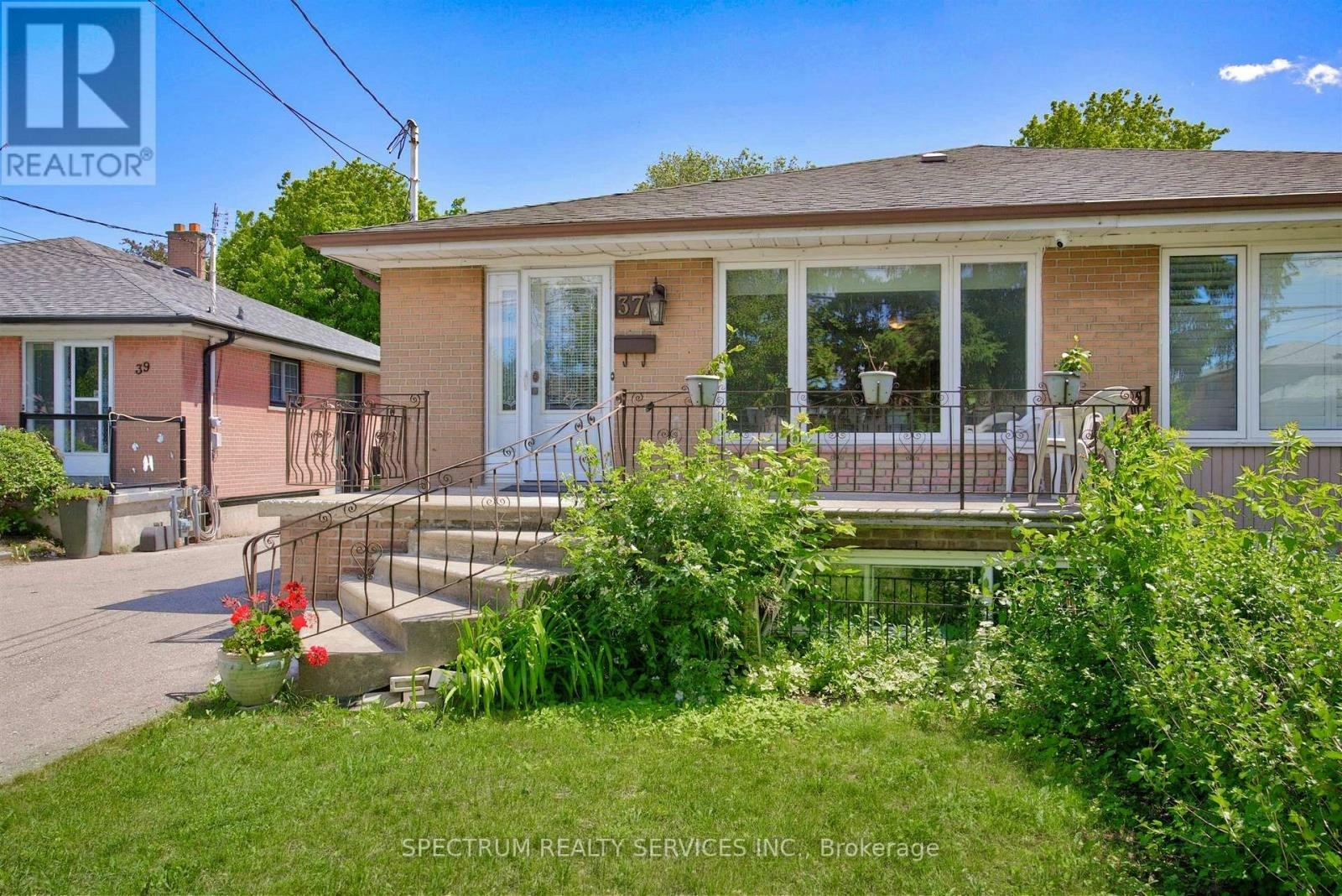 37 Newlin Crescent, Toronto, ON, M3L 1X5