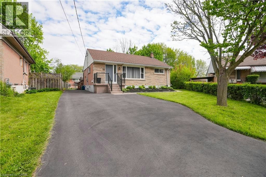 Upper-13 Beaucourt Place, Hamilton, ON, L8S 2P8 - 2