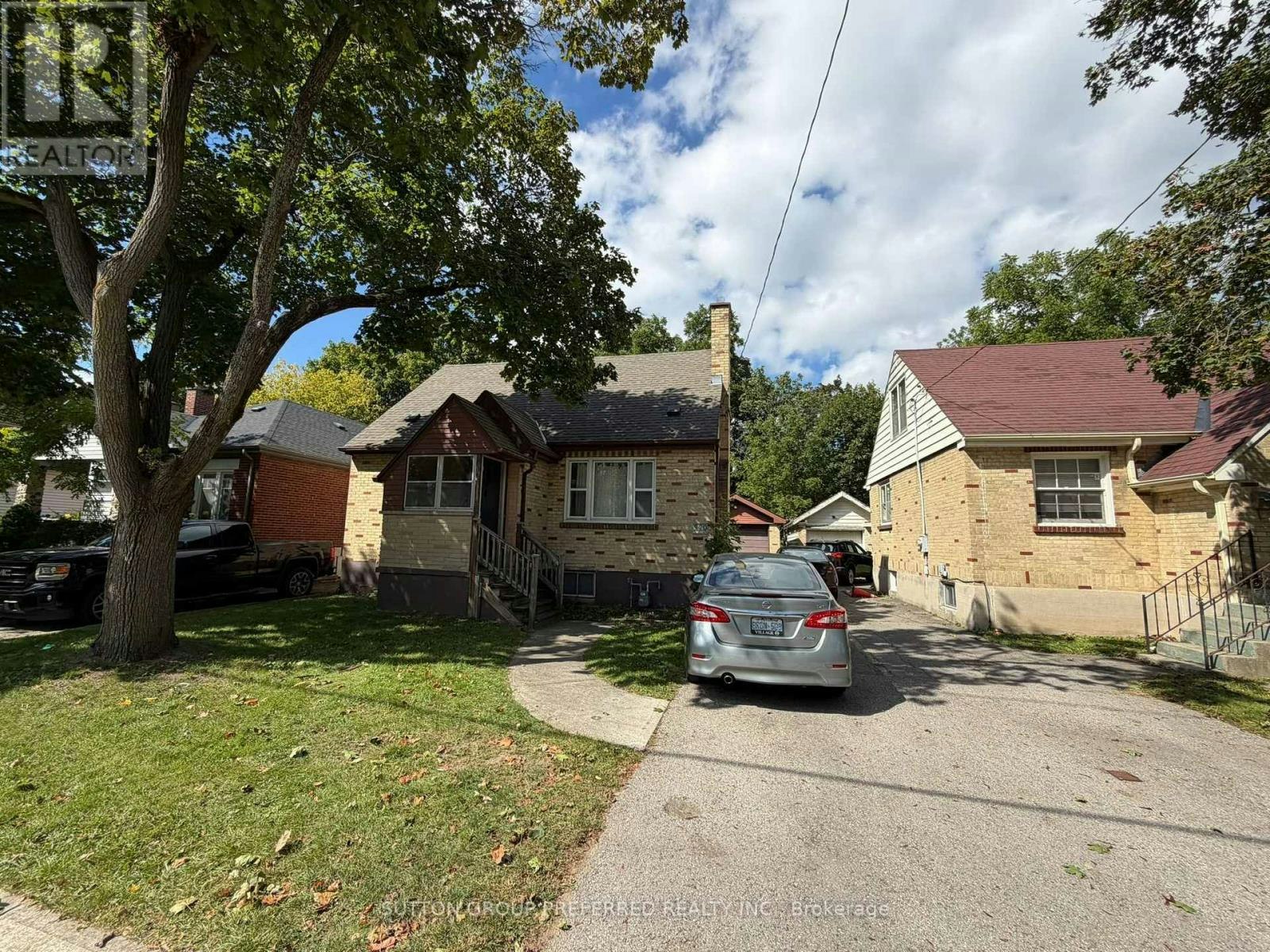 220 Bernard Avenue, London, ON, N6A 2M8