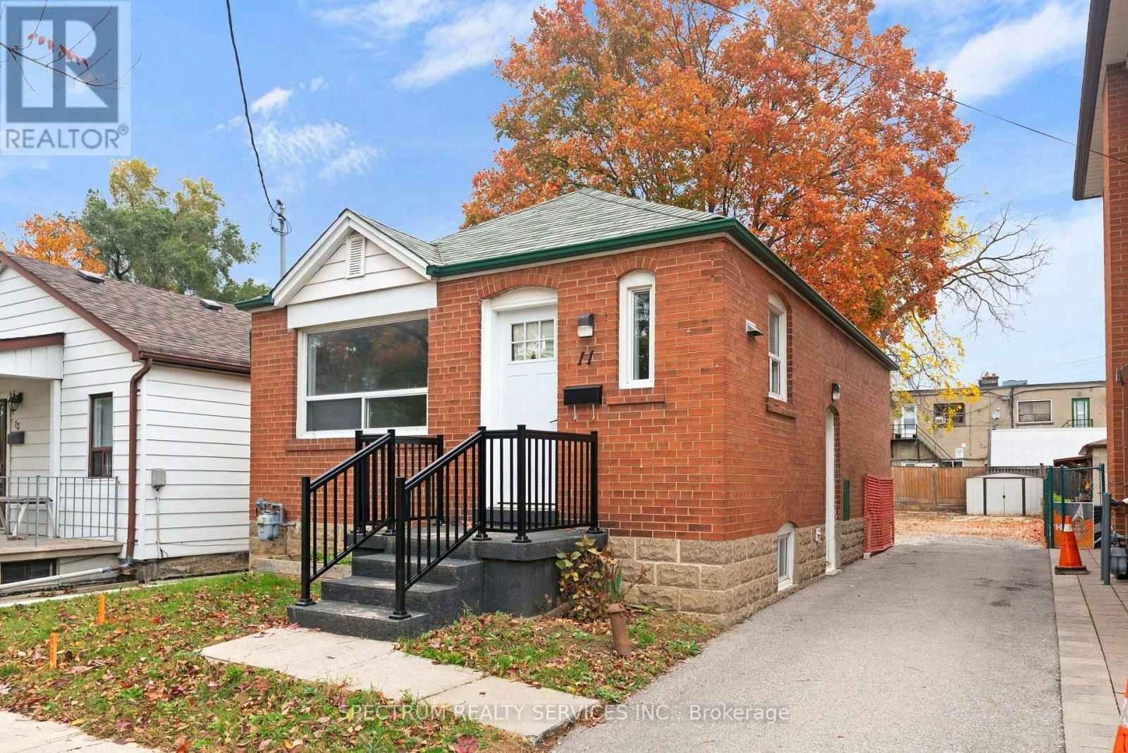 11 Vimy Avenue, Toronto, ON, M9N 2W1