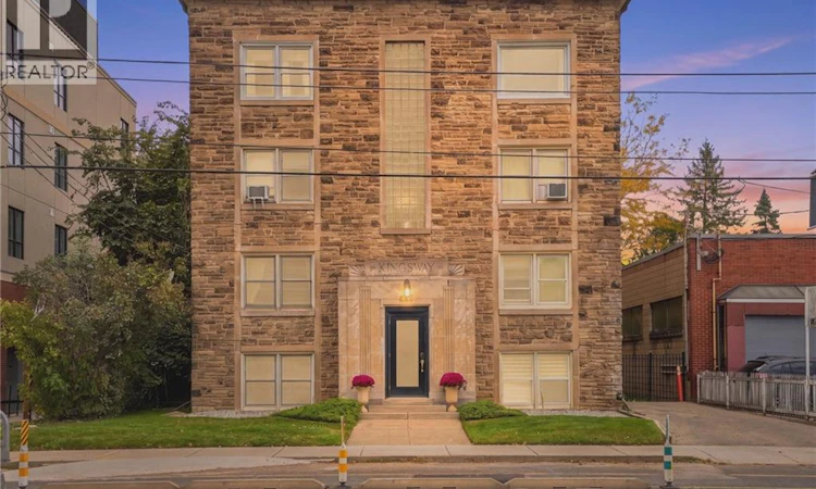 2-802 King Street W