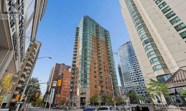 302-445 Laurier Avenue W