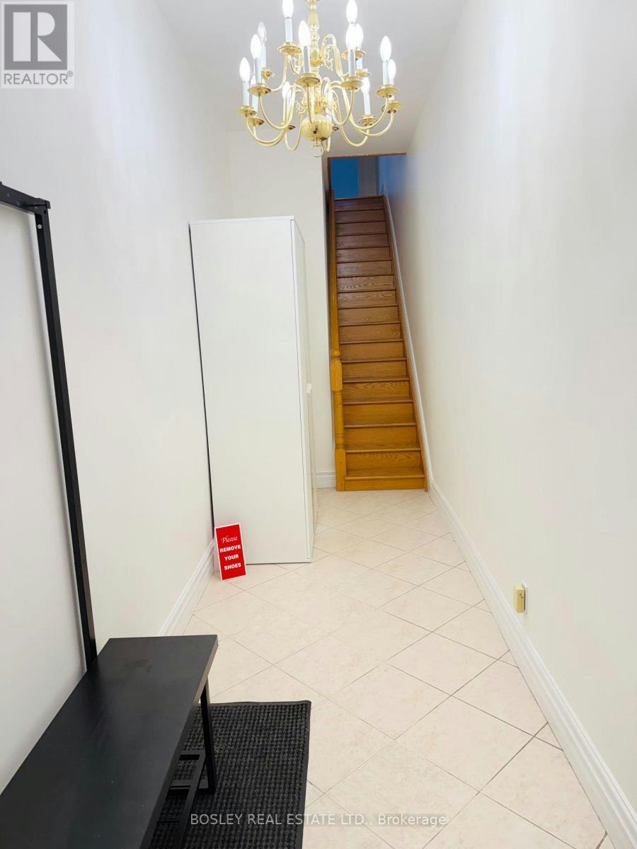 UPPER-260 Ossington Avenue, Toronto, ON, M6J 3A2 - 3
