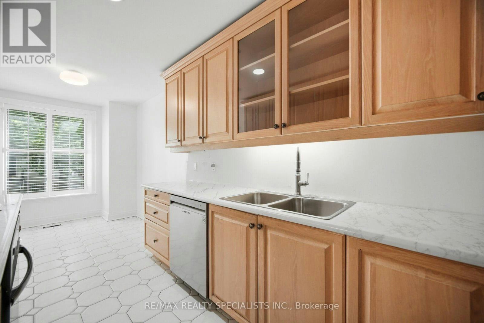 246 Walmer Road, Toronto, ON, M5R 3R7 - 12