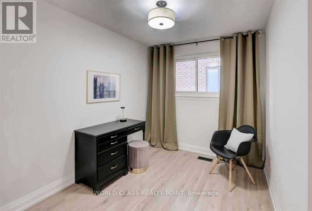 31 Grove Park Crescent, Toronto, ON, M2J 2C7 - 9