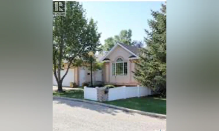 3258 Renfrew Crescent E