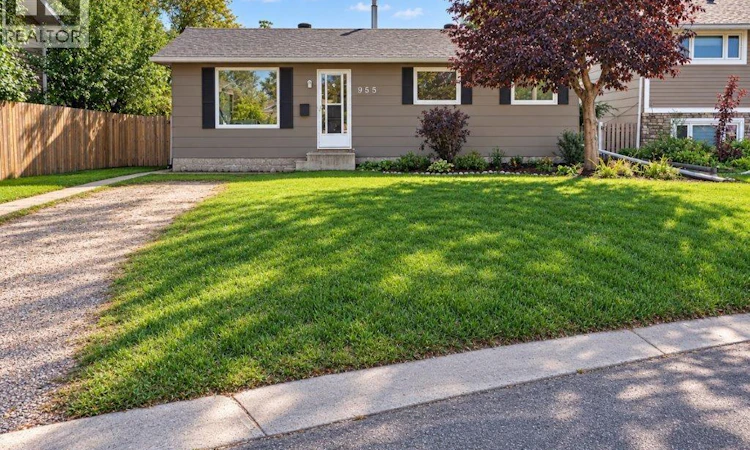 955 Holdsworth Crescent