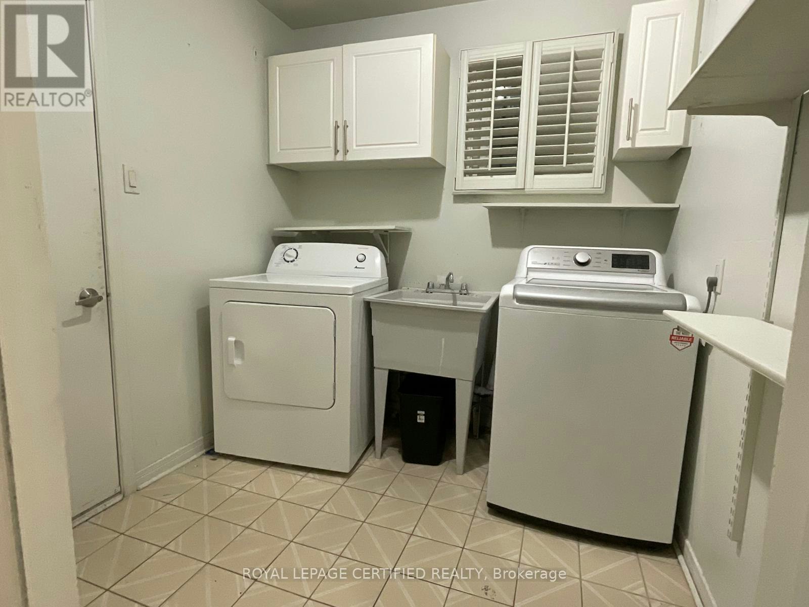 UPPER-211 Macedonia Crescent, Mississauga, ON, L5B 3R8 - 3
