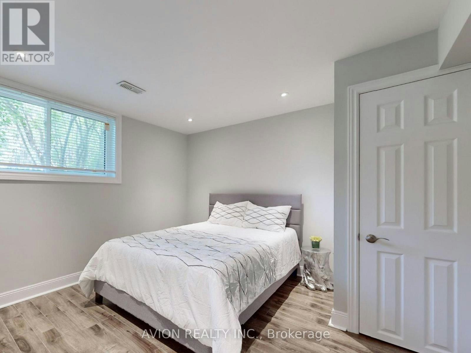 BSMT-868 Roundelay Drive, Oshawa, ON, L1J 7T9 - 7