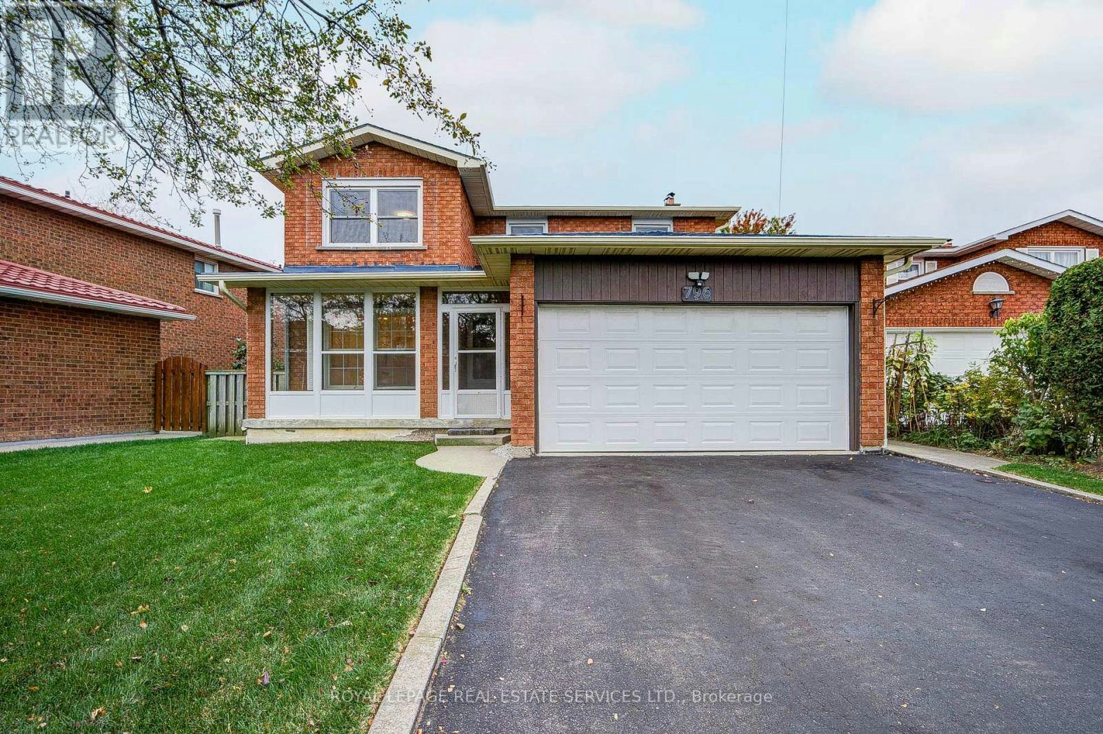 796 Buckingham Court, Mississauga, ON, L5C 4M3