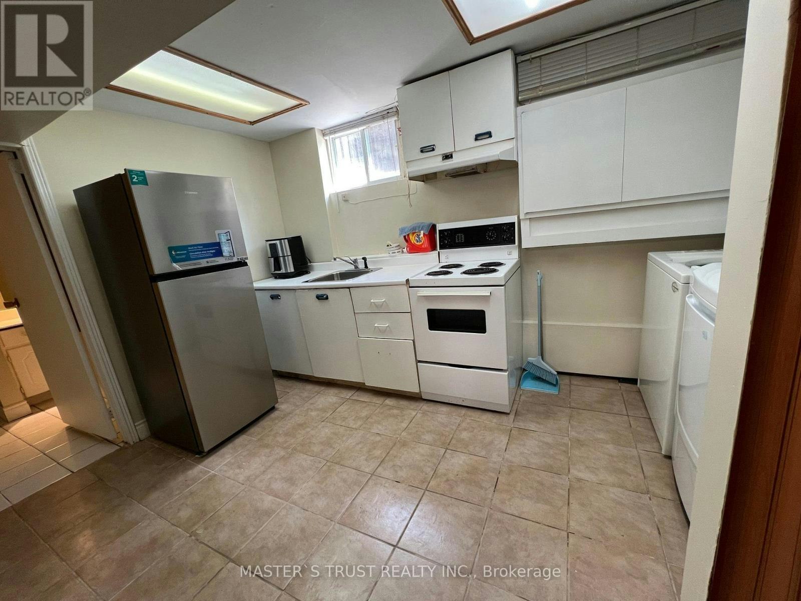 3145 Ibbeston Crescent, Mississauga, ON, L5C 1Z1 - 2
