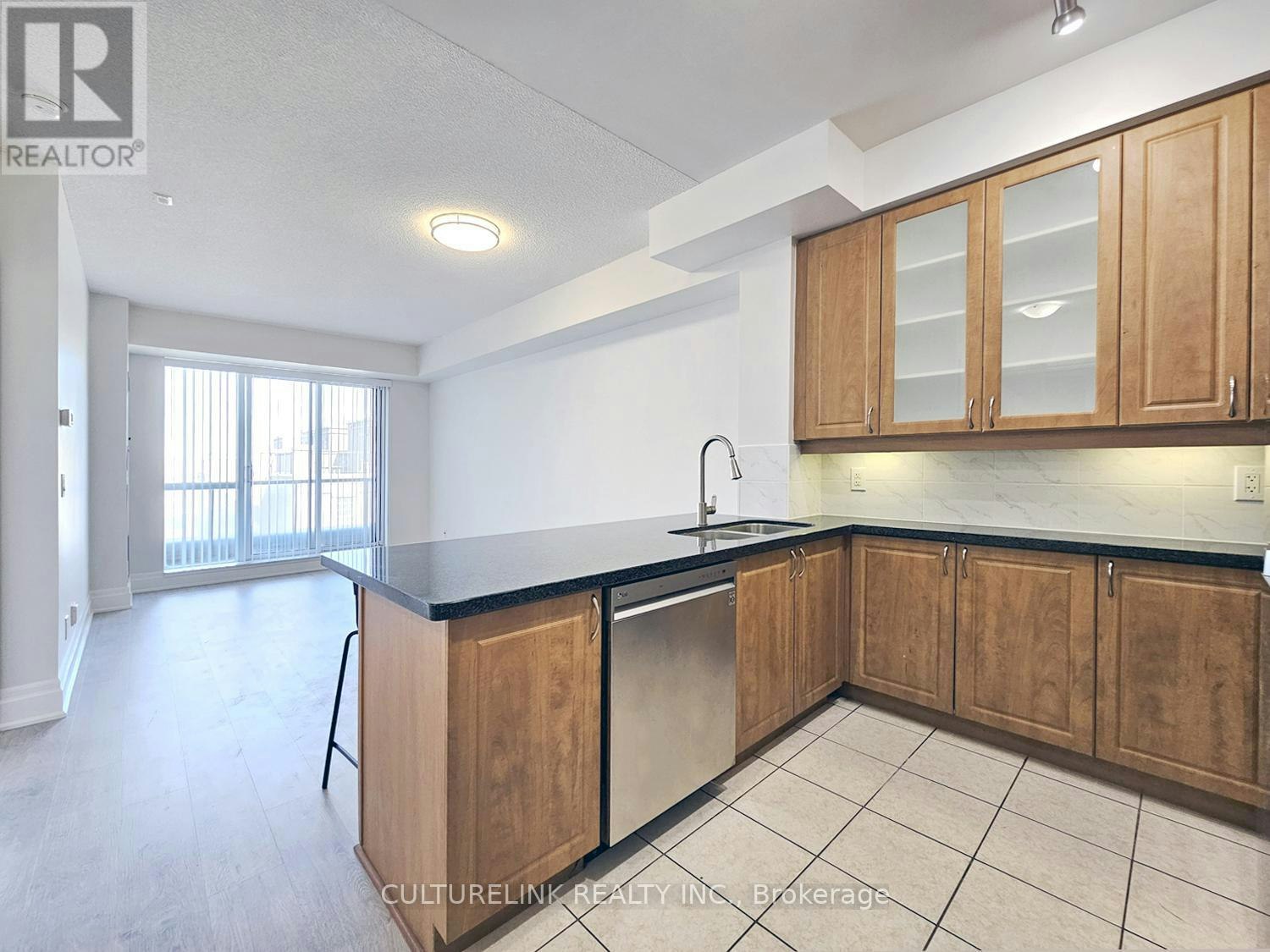 401-1 Upper Duke Crescent, Markham, ON, L6G 0B6 - 6