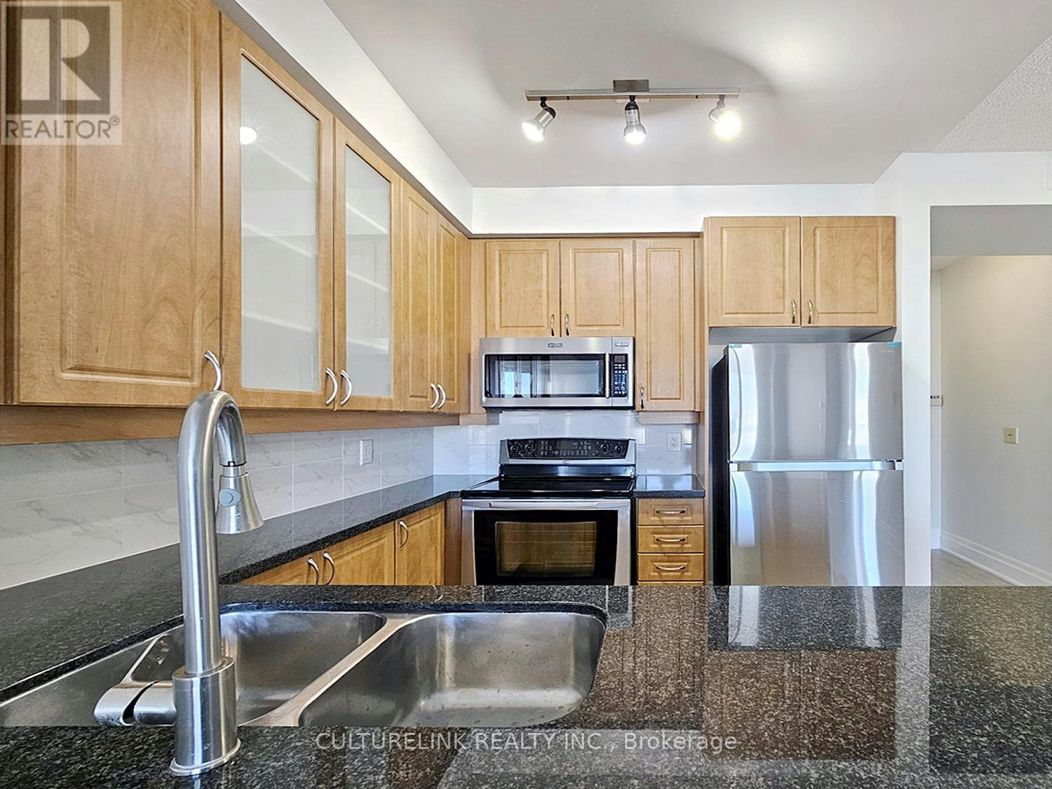 401-1 Upper Duke Crescent, Markham, ON, L6G 0B6 - 4