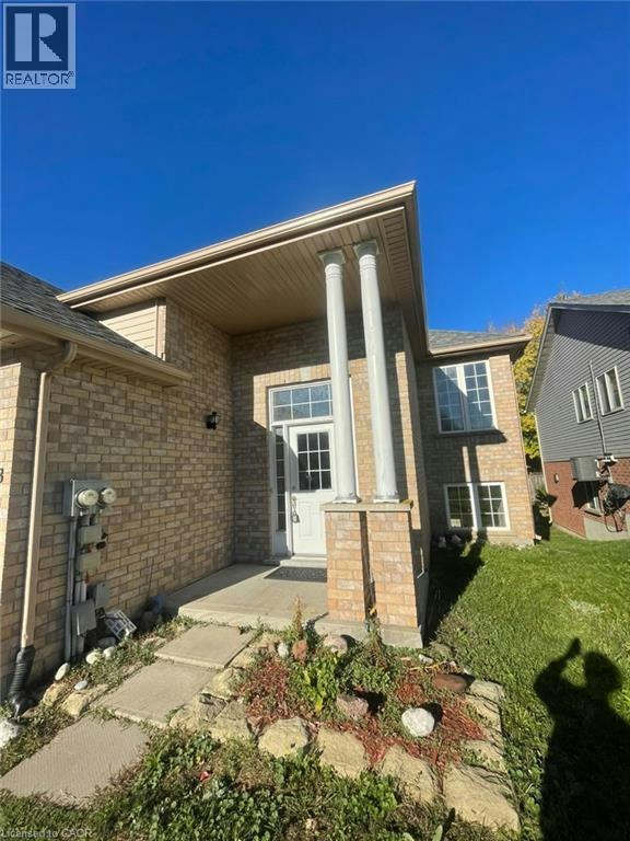 Upper-123 Elmira Road N, Guelph, ON, N1K 1Z1