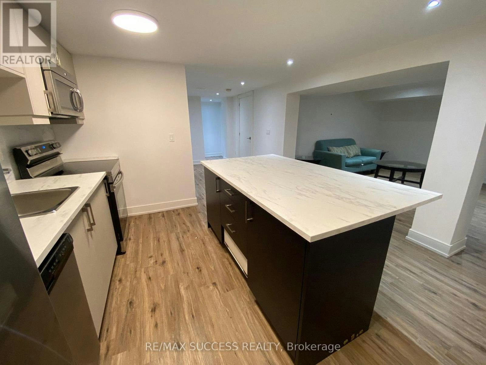 BSMT-32 Billingham Road, Toronto, ON, M9B 3X1 - 8