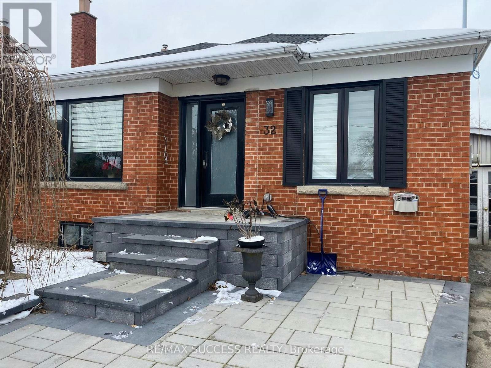 BSMT-32 Billingham Road, Toronto, ON, M9B 3X1