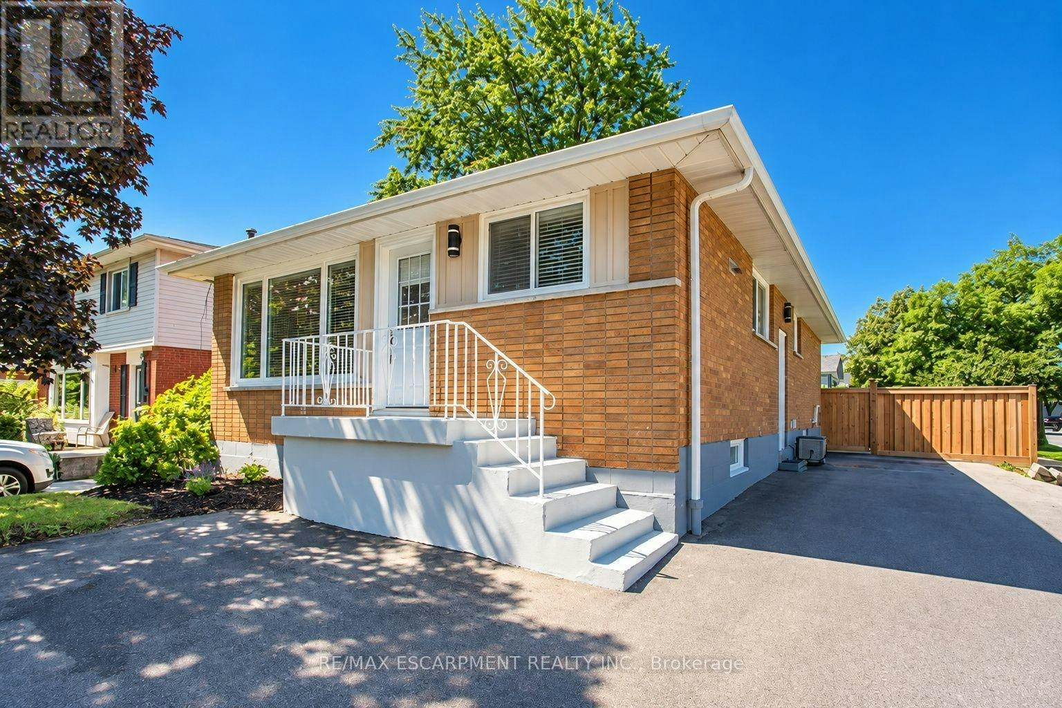 MAIN-576 Turner Drive, Burlington, ON, L7L 2W7