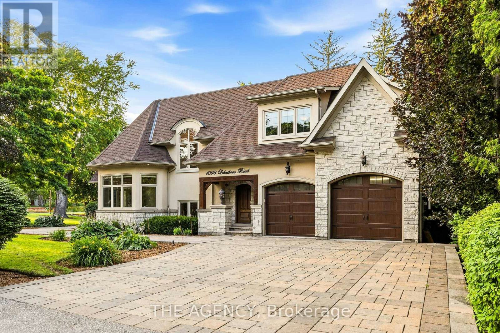 1098 Lakeshore Road W, Oakville, ON, L6L 1E9