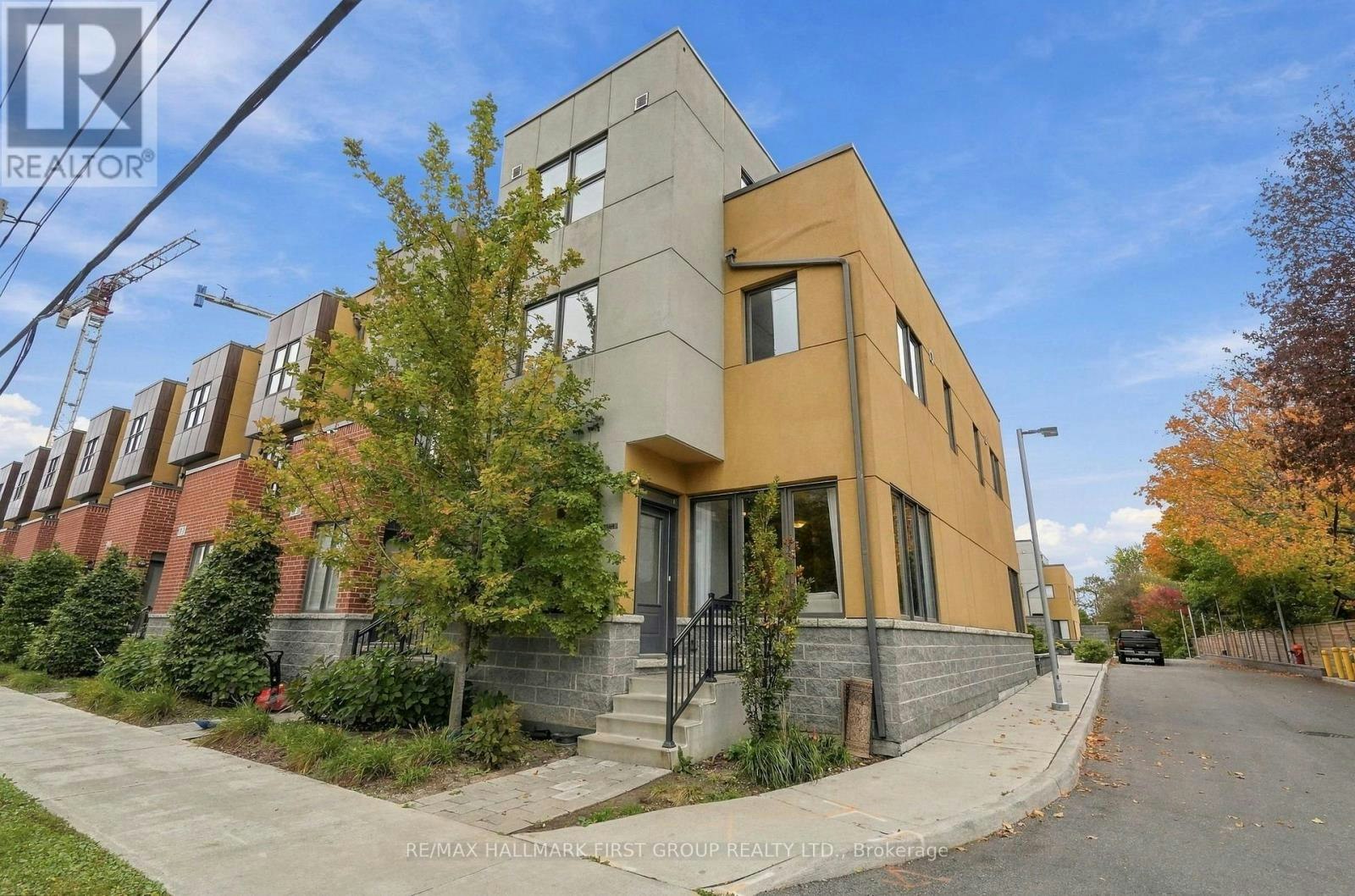 33-9 Clintwood Gate, Toronto, ON, M3A 0A8