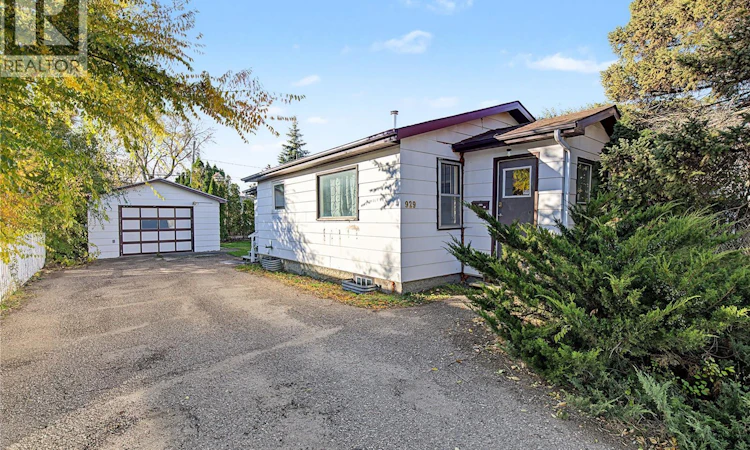 929 Hall Street W