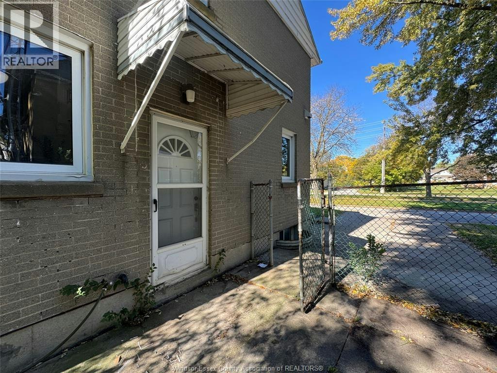2267 College, Windsor, ON, N9B 1M7 - 2