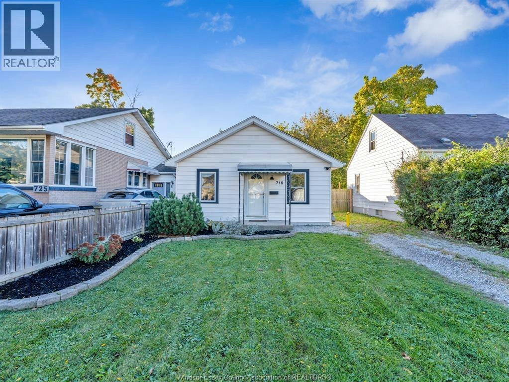 719 Hildegarde, Windsor, ON, N8X 2Z9
