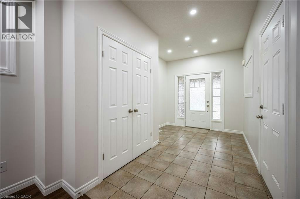 Upper-121 Steeplechase Way, Waterloo, ON, N2K 0E7 - 2